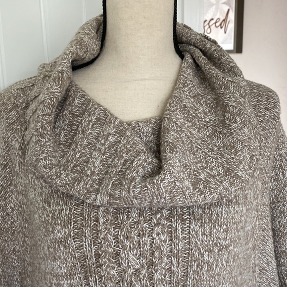 Beautiful poncho sweater - Picture 2 of 7